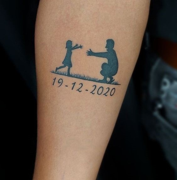 Adorably cute tattoo of daughter running into father's arms Hình xăm cha con trên cánh tay, phong cách blackwork, chi tiết đơn giản, độ phân giải HD.