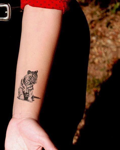 Hình xăm hổ mini trên cánh tay, phong cách blackwork chi tiết, độ phân giải HD.