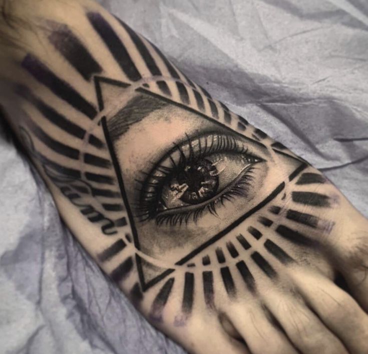 Hình xăm mắt phong cách blackwork trên mu bàn chân, chi tiết sắc nét, ảnh độ phân giải HD.