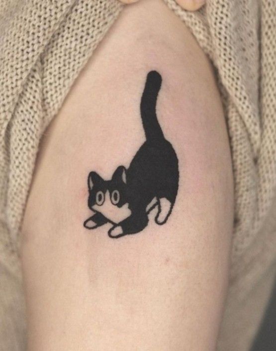 Hình xăm mèo phong cách blackwork trên cánh tay, độ chi tiết cao, ảnh HD.