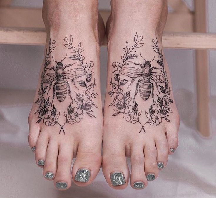 Hình xăm ong và hoa trên mu bàn chân, phong cách blackwork chi tiết, ảnh HD.