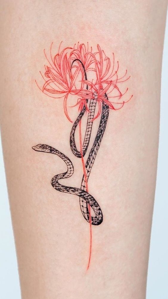 Hình xăm rắn và hoa trên tay, phong cách blackwork và màu nước, chi tiết tinh tế, độ phân giải HD.