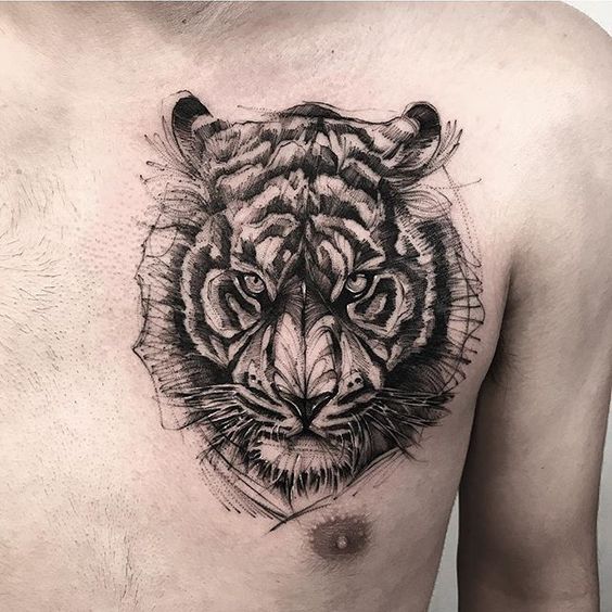 Hình xăm đầu hổ trên ngực, phong cách blackwork chi tiết, độ phân giải HD.
