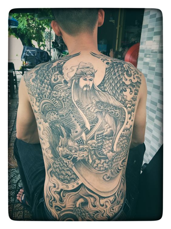 Tác phẩm xăm Quan Vũ kín lưng khách hàng Hình xăm chiến binh cổ điển trên lưng, phong cách blackwork chi tiết, ảnh HD.