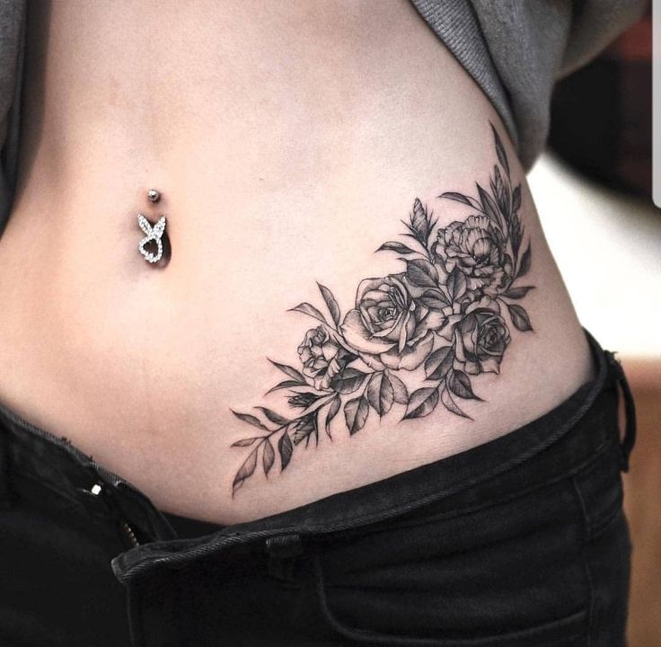 hình xăm cực thu hút Hình xăm hoa trên eo phong cách blackwork chi tiết, hình ảnh rõ nét HD.