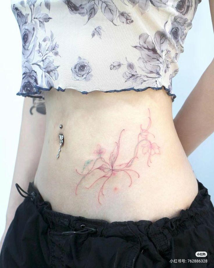 hình xăm đặc biệt cho khách Hình xăm hoa mini ở eo, phong cách màu nước nhẹ nhàng, độ chi tiết cao, ảnh HD.