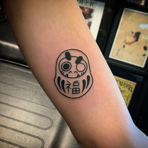 Hình xăm daruma dễ thương đơn giản nhất Hình xăm daruma phong cách blackwork trên cánh tay, chi tiết rõ nét, ảnh HD.