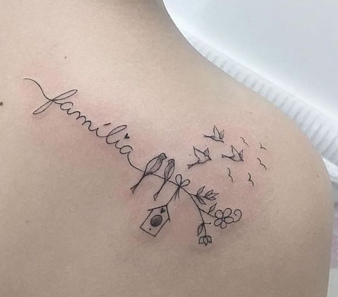 hình xăm đàn chim ý nghĩa Hình xăm chim và chữ "familia" phong cách tối giản trên vai, độ chi tiết cao, ảnh HD.