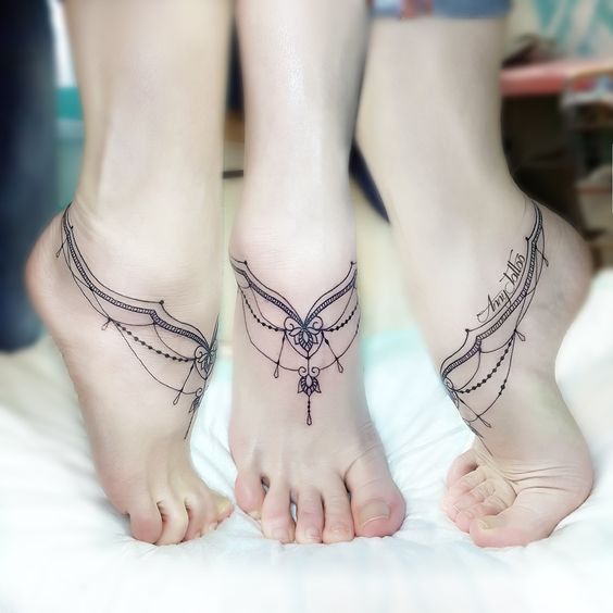 Hình xăm hoa văn trên cổ chân, phong cách blackwork, chi tiết tinh tế, ảnh HD.