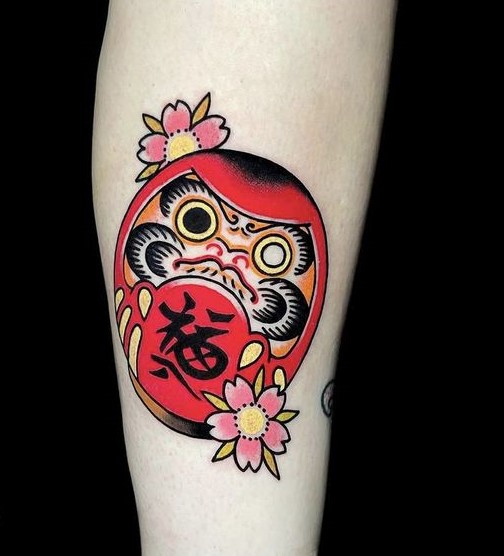 Daruma mặt tròn cầu phước lành, điểm xuyết hoa anh đào Hình xăm búp bê Daruma cổ điển, vị trí bắp tay, phong cách truyền thống, độ chi tiết cao, ảnh HD.