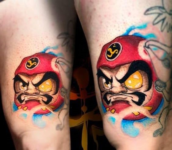 mẫu xăm daruma với một mắt mở to, nổi bật với sắc màu ấn tượng Hình xăm nhân vật hoạt hình màu sắc trên bắp tay, phong cách hoạt hình, chi tiết, chất lượng HD.