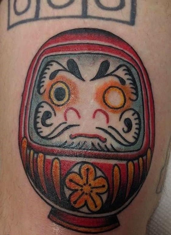 hình xăm daruma ngộ nghĩnh, vô cùng dễ thương cho những ai ưa thích sự giản đơn Hình xăm Daruma màu cổ điển trên chân, chi tiết rõ nét, phong cách truyền thống, độ phân giải HD.