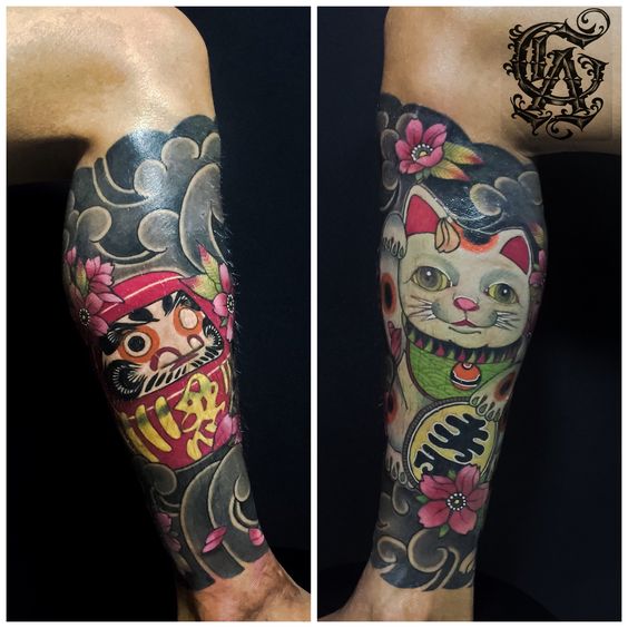 hình xăm daruma và mèo thần tài trên hai chân Hình xăm búp bê Daruma và mèo may mắn, phong cách màu sắc, chi tiết cao trên chân, độ phân giải HD.