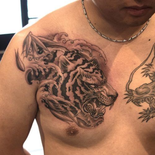 hình xăm đầu hổ và rồng ở ngực trái và phải Hình xăm hổ phong cách blackwork trên ngực, chi tiết sắc nét, độ phân giải HD.