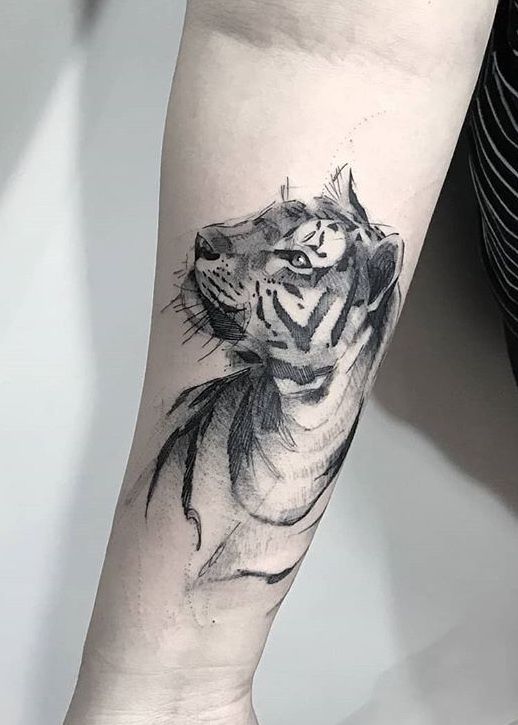 Hình xăm hổ phong cách blackwork trên cánh tay, chi tiết, độ phân giải HD.