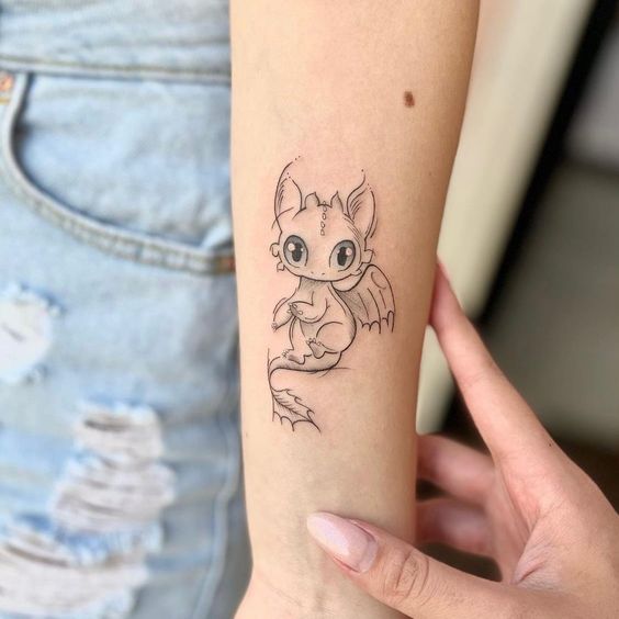 hình xăm đen trắng mini cực dễ thương cho nữ Hình xăm rồng mini trên cánh tay, phong cách blackwork, chi tiết rõ nét, chất lượng HD.