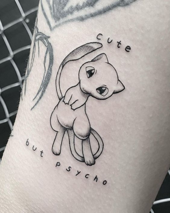 Hình xăm đen trắng mini dễ thương kèm chữ Hình xăm động vật dễ thương trên tay, phong cách blackwork, chữ nghệ thuật, chi tiết rõ nét.