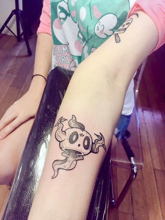 Hình xăm mini đen trắng độc lạ dành cho nữ Hình xăm ma hoạt hình trên cánh tay, phong cách blackwork, chi tiết đơn giản, ảnh HD.
