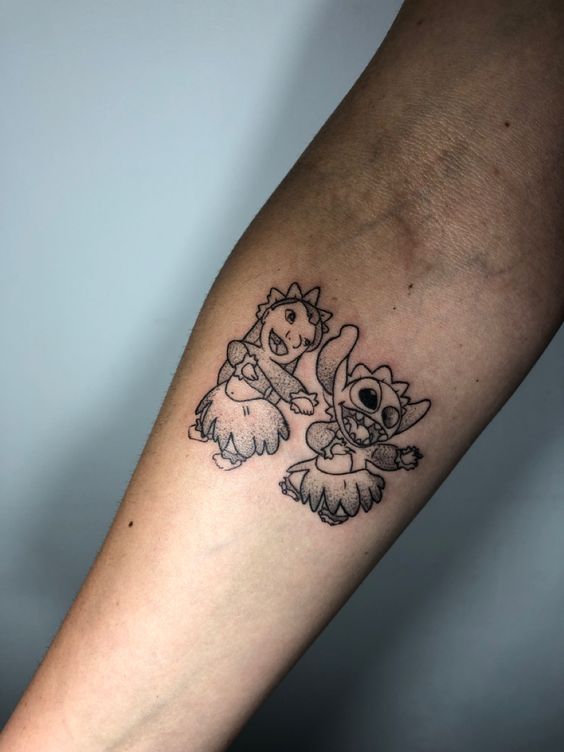 hình xăm mini lạ mắt đen trắng Hình xăm nhân vật hoạt hình trên cánh tay, phong cách blackwork, chi tiết, độ phân giải HD.