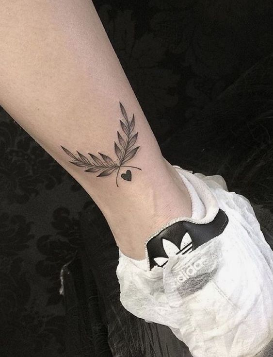 xăm đen trắng tối giản ở cổ chân Hình xăm lá và trái tim mini trên mắt cá chân, phong cách blackwork, ảnh HD.