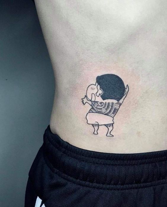 xăm đen trắng nhân vật Shin Hình xăm nhân vật hoạt hình trên hông, phong cách blackwork, chi tiết đơn giản, ảnh HD.