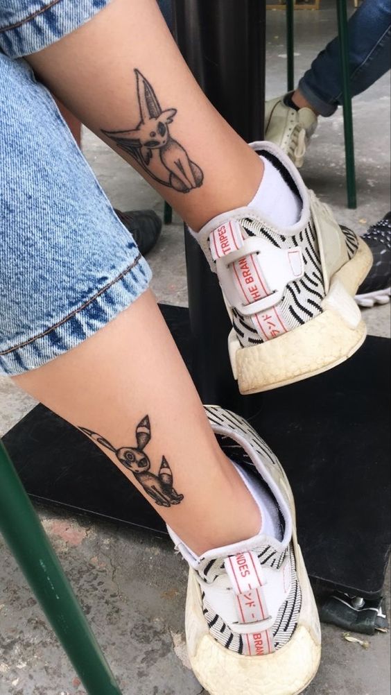 hình xăm đôi chân mini đen trắng Hình xăm thỏ mini trên chân, phong cách blackwork chi tiết, ảnh chất lượng HD.