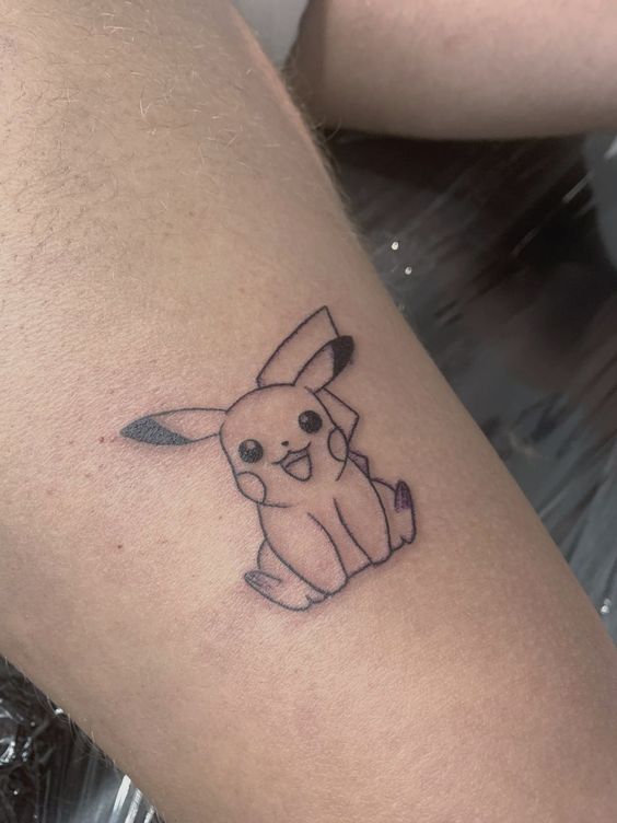 Hình xăm đen trắng Pikachu mini đáng yêu Hình xăm Pikachu mini trên đùi, phong cách blackwork, chi tiết rõ nét, độ phân giải HD.