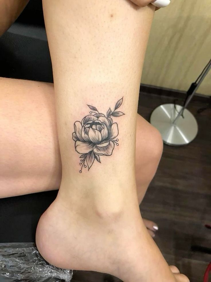 hình xăm đẹp phía trên mắc cá chân Hình xăm hoa trên mắt cá chân, phong cách blackwork chi tiết, ảnh HD.