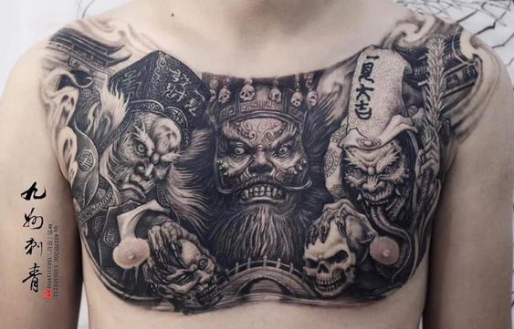 Hình xăm quỷ trên ngực phong cách blackwork, chi tiết cao, độ phân giải HD.