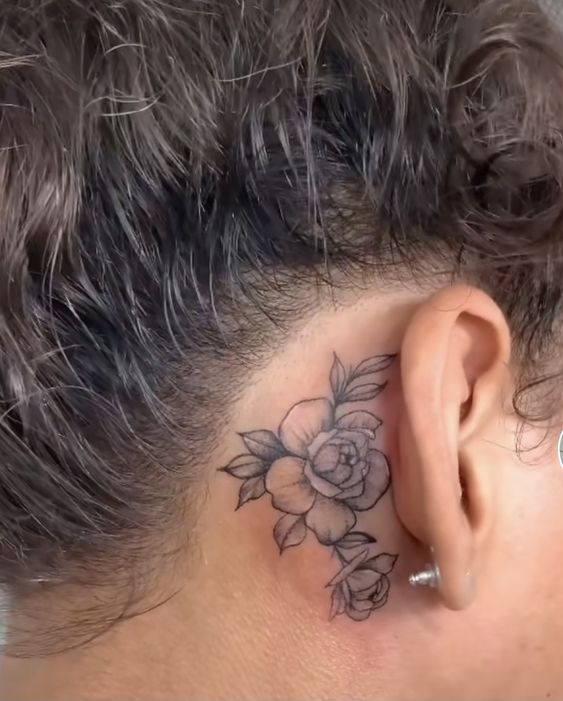 hình xăm độc đáo dành cho người mới Hình xăm hoa bên tai, phong cách blackwork tinh tế, chi tiết rõ nét, độ phân giải HD.
