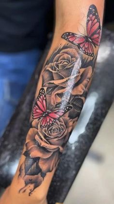 Hình xăm hoa hồng và bướm trên tay, phong cách màu nước, chi tiết cao, độ phân giải HD.