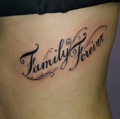 Hình xăm chữ "Family Forever" trên eo, phong cách chữ nghệ thuật, ảnh HD.