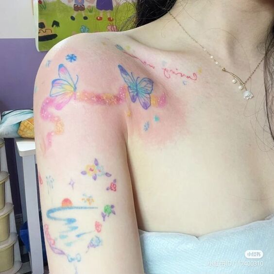 Hình xăm bướm màu nước trên vai, phong cách tươi sáng, chi tiết tinh tế, ảnh HD.