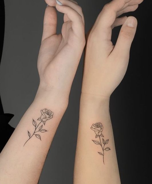 hình xăm đôi hoa hồng đen mini vô cùng sang trọng Hình xăm hoa hồng mini trên cổ tay, phong cách blackwork, chi tiết rõ nét, ảnh HD.