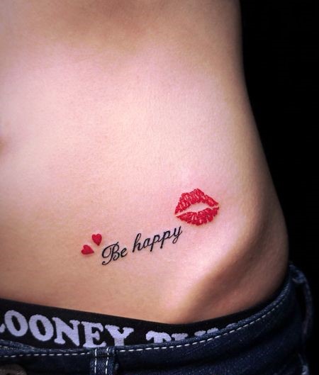 Hình xăm chữ "Be happy" với đôi môi đỏ, phong cách màu sắc, vị trí sườn, độ phân giải HD.