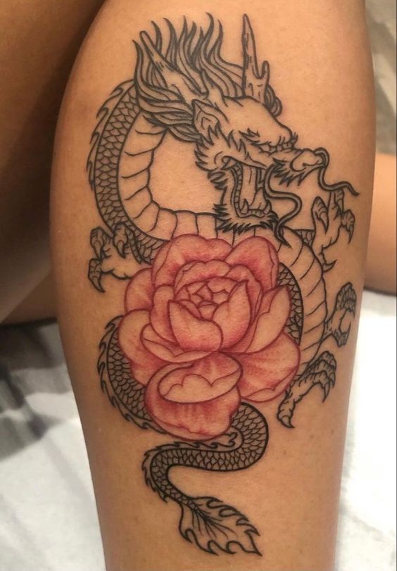 Hình xăm rồng và hoa ở bắp chân, phong cách blackwork và màu, chi tiết rõ nét, độ phân giải HD.