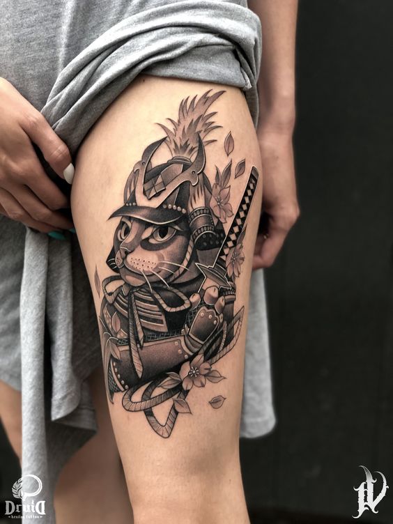 Thiết kế xăm đơn sắc mèo samurai Hình xăm mèo samurai trên đùi, phong cách blackwork, chi tiết sắc nét, độ phân giải HD.