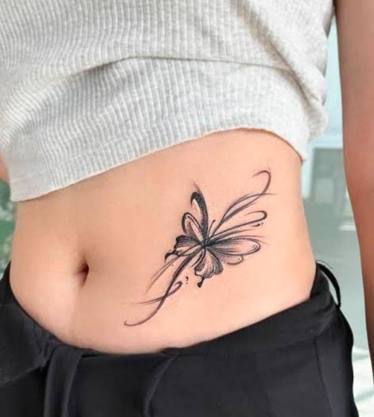 hình xăm eo cánh bướm hiện đại cực tinh tế Hình xăm bướm phong cách blackwork ở eo, chi tiết tinh tế, ảnh HD.