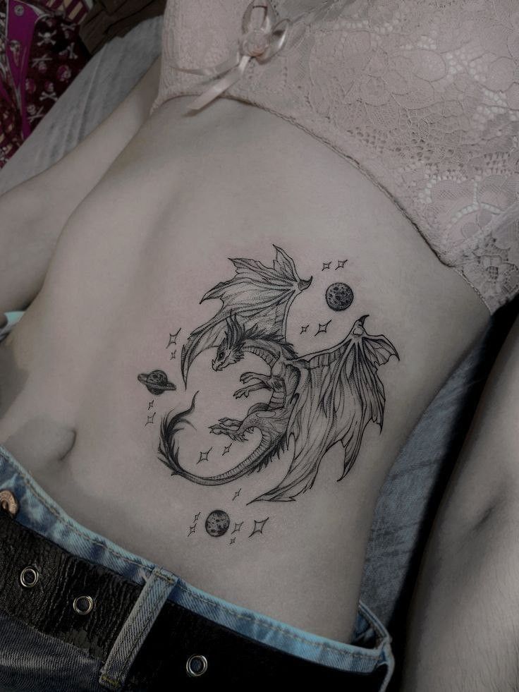 Hình xăm eo rồng bay đẹp mắt Hình xăm rồng chi tiết ở vùng bụng, phong cách blackwork, độ phân giải HD.
