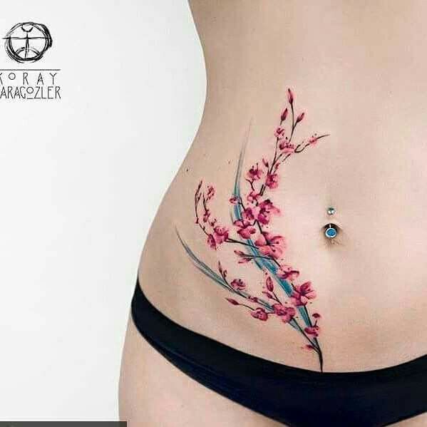 Lôi cuốn bởi hình xăm ở eo Hình xăm hoa anh đào phong cách màu nước trên eo, chi tiết sắc nét, độ phân giải HD.