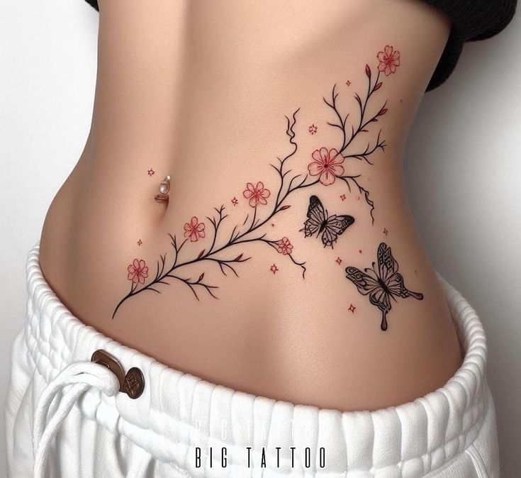 Hình xăm eo rất lộng lẫy Hình xăm hoa và bướm trên eo, phong cách blackwork và màu nước, chi tiết tinh tế, độ phân giải HD.