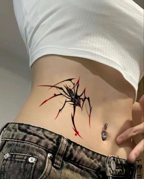 Hình xăm eo đầy nóng bỏng Hình xăm trừu tượng trên eo, phong cách blackwork và màu đỏ, chi tiết cao, ảnh HD.