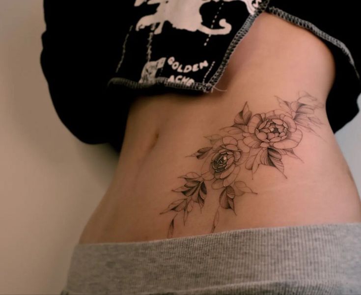 Hình xăm eo cực kỳ quyến rũ cho khách hàng Hình xăm hoa trên eo, phong cách blackwork chi tiết, ảnh HD.