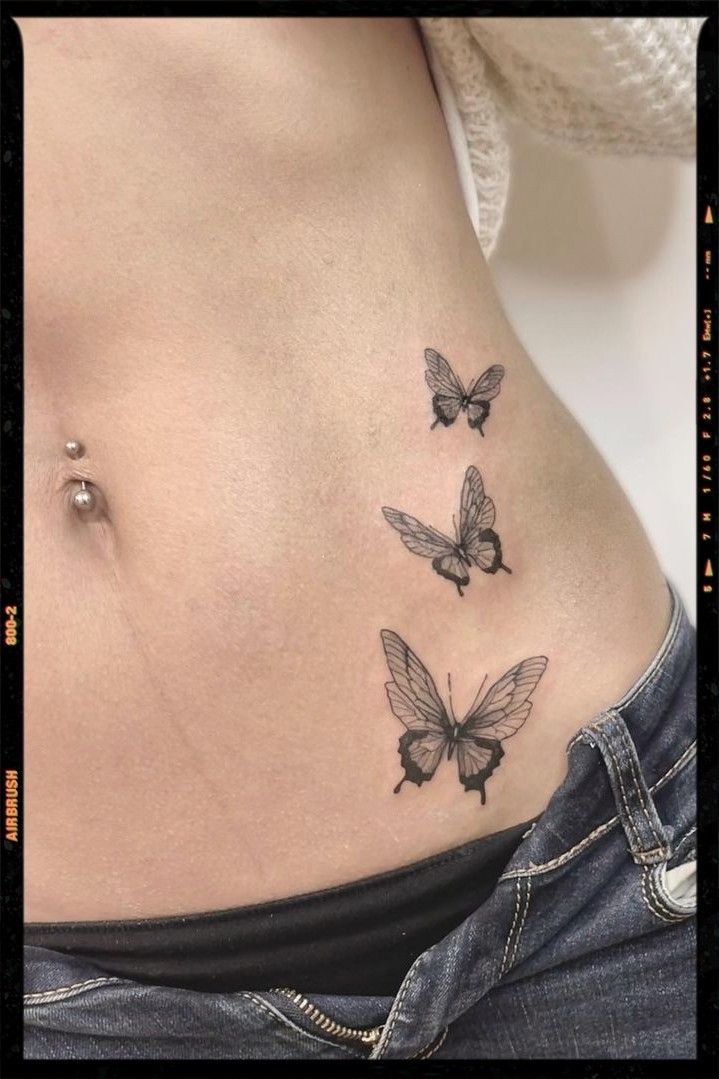 Hình xăm eo lôi cuốn và quyến rũ Hình xăm bướm đen trắng trên eo, phong cách blackwork, chi tiết rõ nét, ảnh HD.