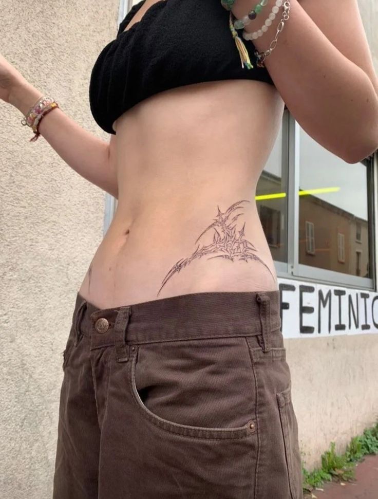 Hình xăm eo được khách hàng yêu thích Hình xăm tribal bên hông, phong cách blackwork, chi tiết cao, độ phân giải HD.