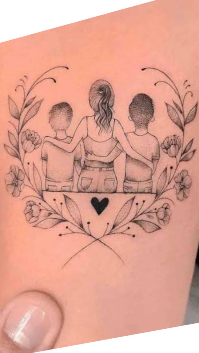 Hình xăm gia đình ấm áp Hình xăm gia đình, phong cách blackwork, vị trí cánh tay, chi tiết hoa lá, độ phân giải HD.