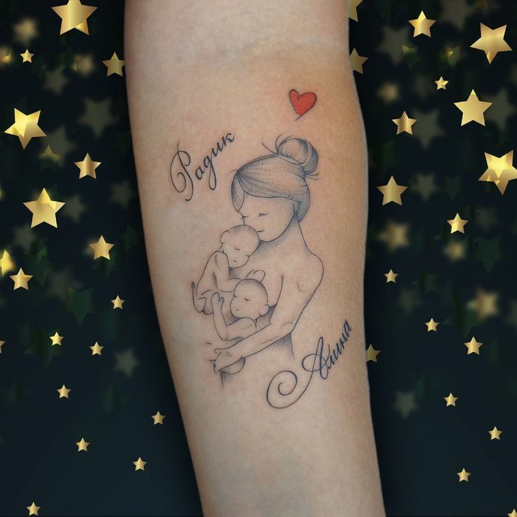 Hình xăm gia đình hạnh phúc Hình xăm mẹ và con trên tay, phong cách blackwork, chi tiết tinh tế, ảnh HD.