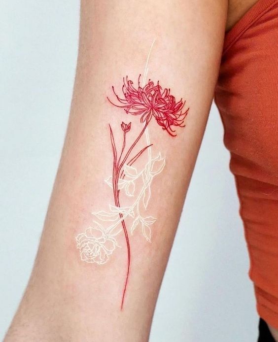 Hình xăm hoa trên tay, phong cách tối giản, màu đỏ và trắng, chi tiết tinh tế, ảnh chất lượng cao.