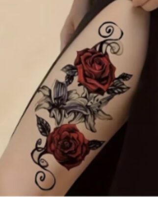 Hình xăm hai bông hoa hồng Hình xăm hoa hồng và hoa loa kèn trên đùi, phong cách cổ điển, chi tiết rõ nét, ảnh HD.