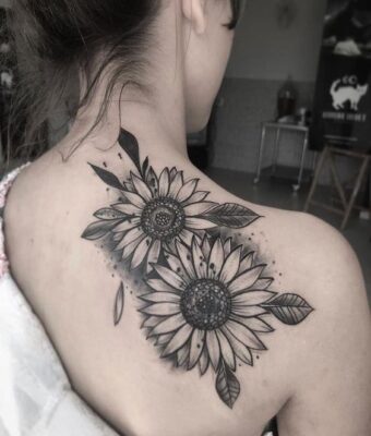Hình xăm hai bông hướng dương phía sau gáy Hình xăm hoa hướng dương trên vai, phong cách blackwork chi tiết, ảnh độ phân giải HD.